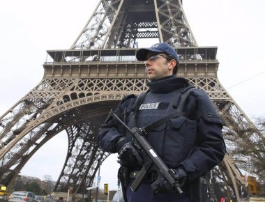 Παρίσι: Εκκενώθηκε ο Πύργος του Άιφελ και ο σταθμός Gare du Nord λόγω ένοπλου ισλαμιστή (φωτό, βίντεο) (upd)